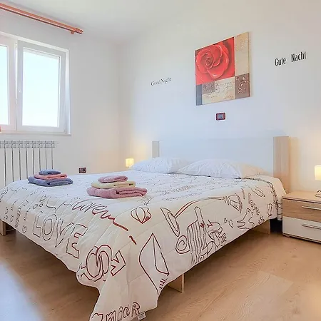 Apartment Helles Mit Meerblick, Liegewiese, Grillbereich, Waschmaschine Karpinjan