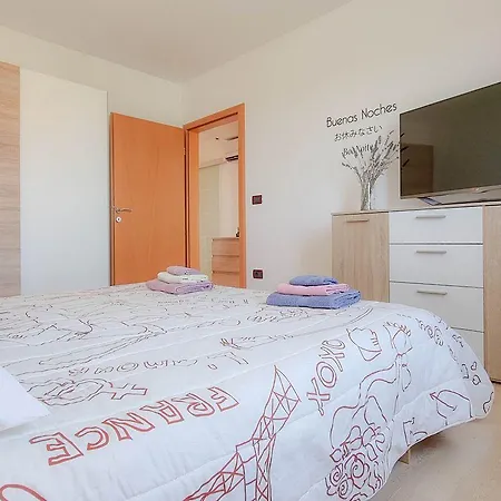 Helles Mit Meerblick, Liegewiese, Grillbereich, Waschmaschine Apartment Karpinjan