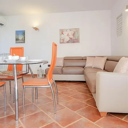 Helles Mit Meerblick, Liegewiese, Grillbereich, Waschmaschine Apartment Karpinjan