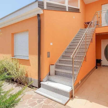 Apartment Helles Mit Meerblick, Liegewiese, Grillbereich, Waschmaschine Karpinjan